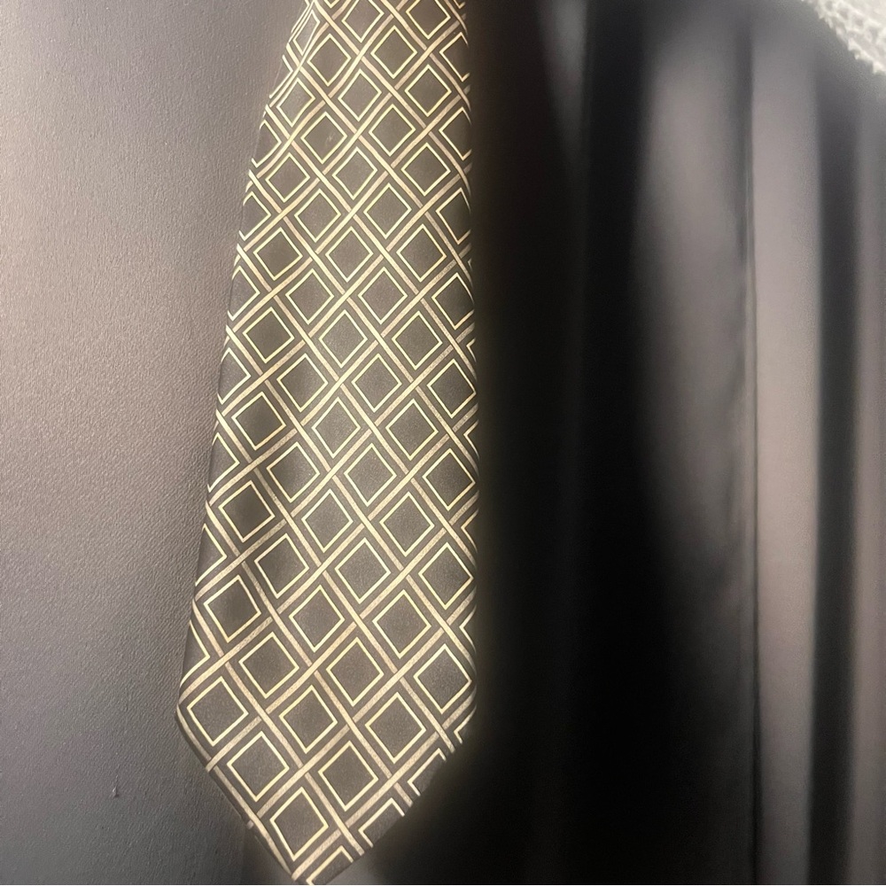 Geometric‎ Pattern Tie - Black and Gold